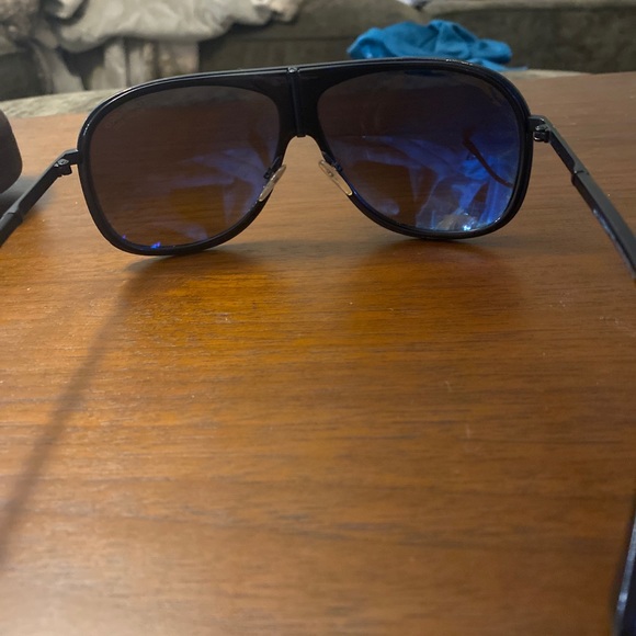 I’m selling black oversized aviators by Tom ford - Picture 4 of 7